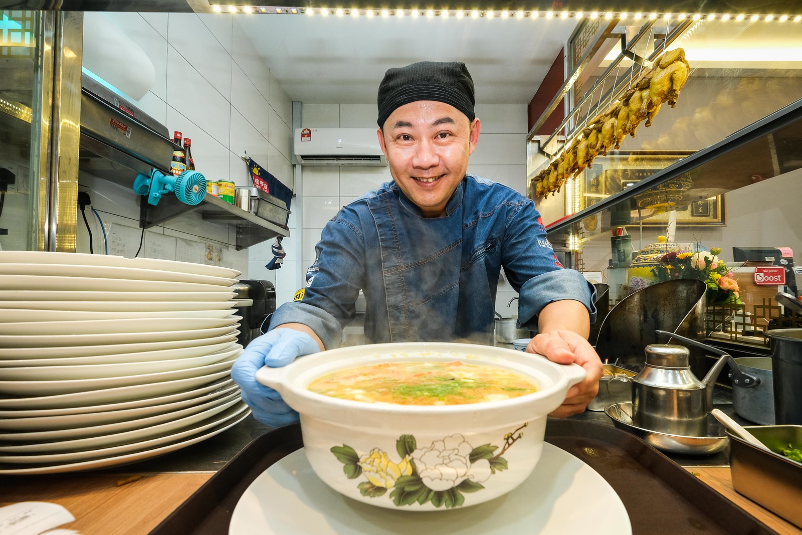 Yao Wenlong serving Pao Fan at Sun Gourmet Kitchen