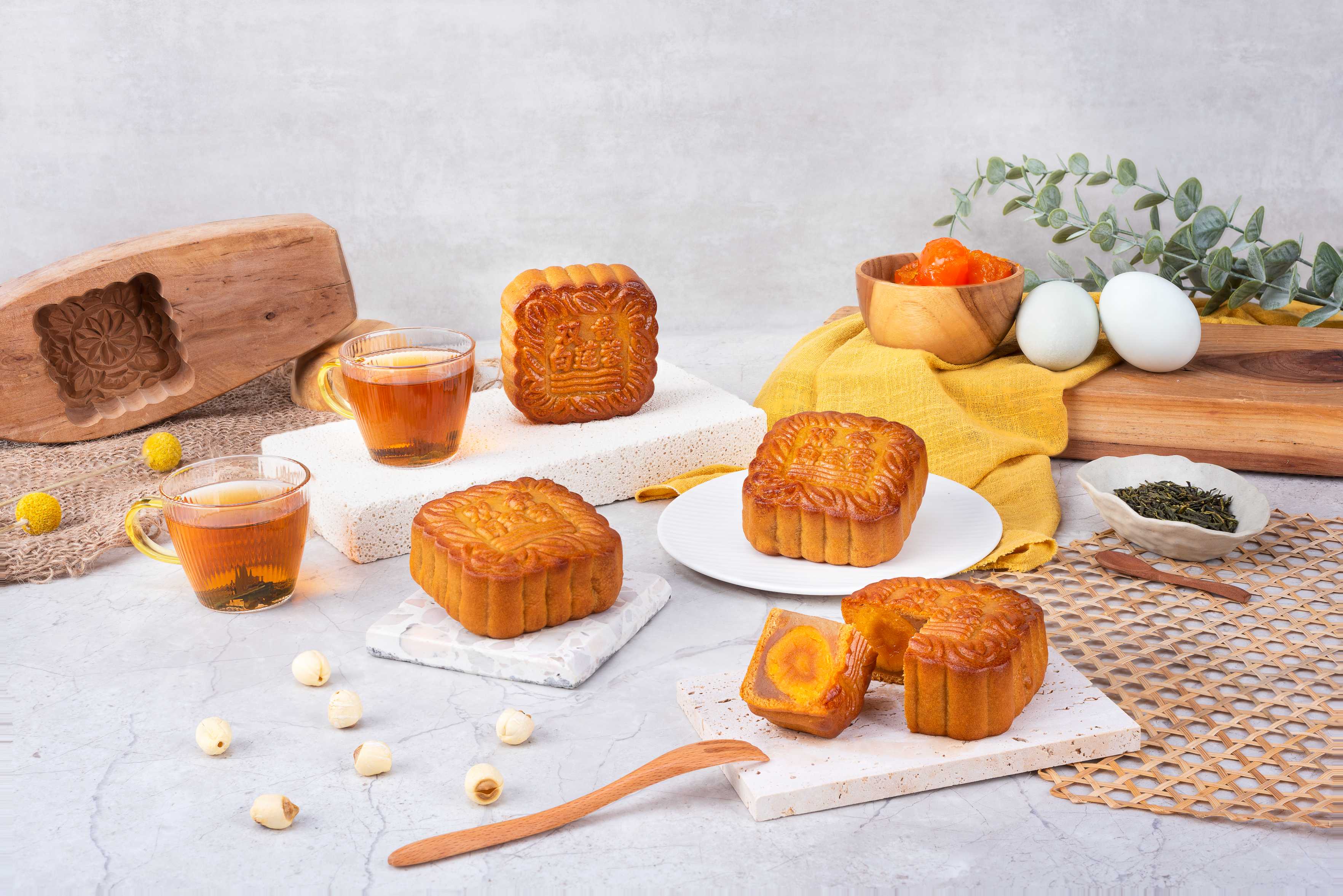 Traditional White Lotus Paste with Double Egg Yolk Mooncake Set